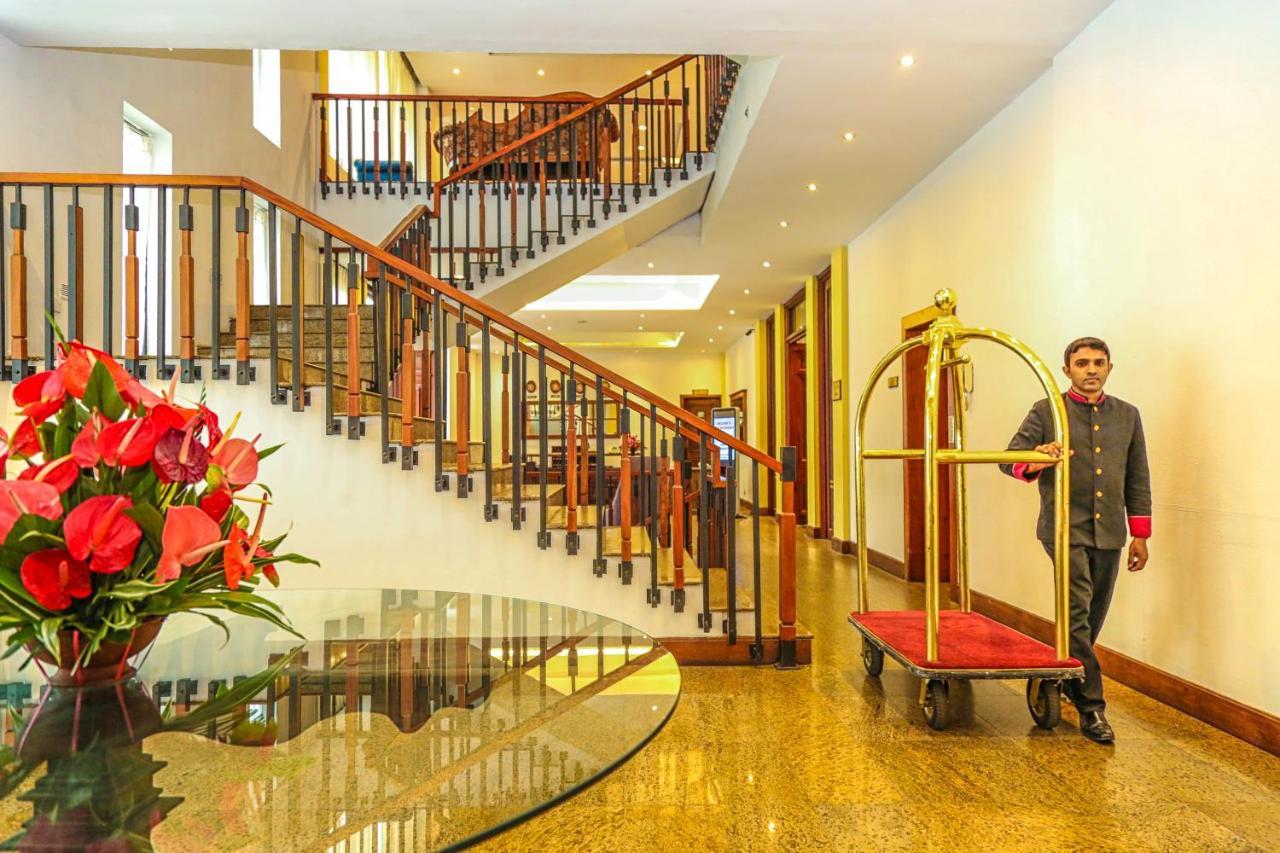 Oak Ray Regency Hotel Kandy Ngoại thất bức ảnh